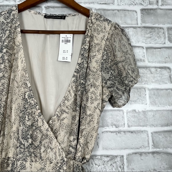 Abercrombie & Fitch Dresses & Skirts - NEW Abercrombie and Fitch Cream Black Reptile Snakeskin Flowy Wrap Midi Dress S